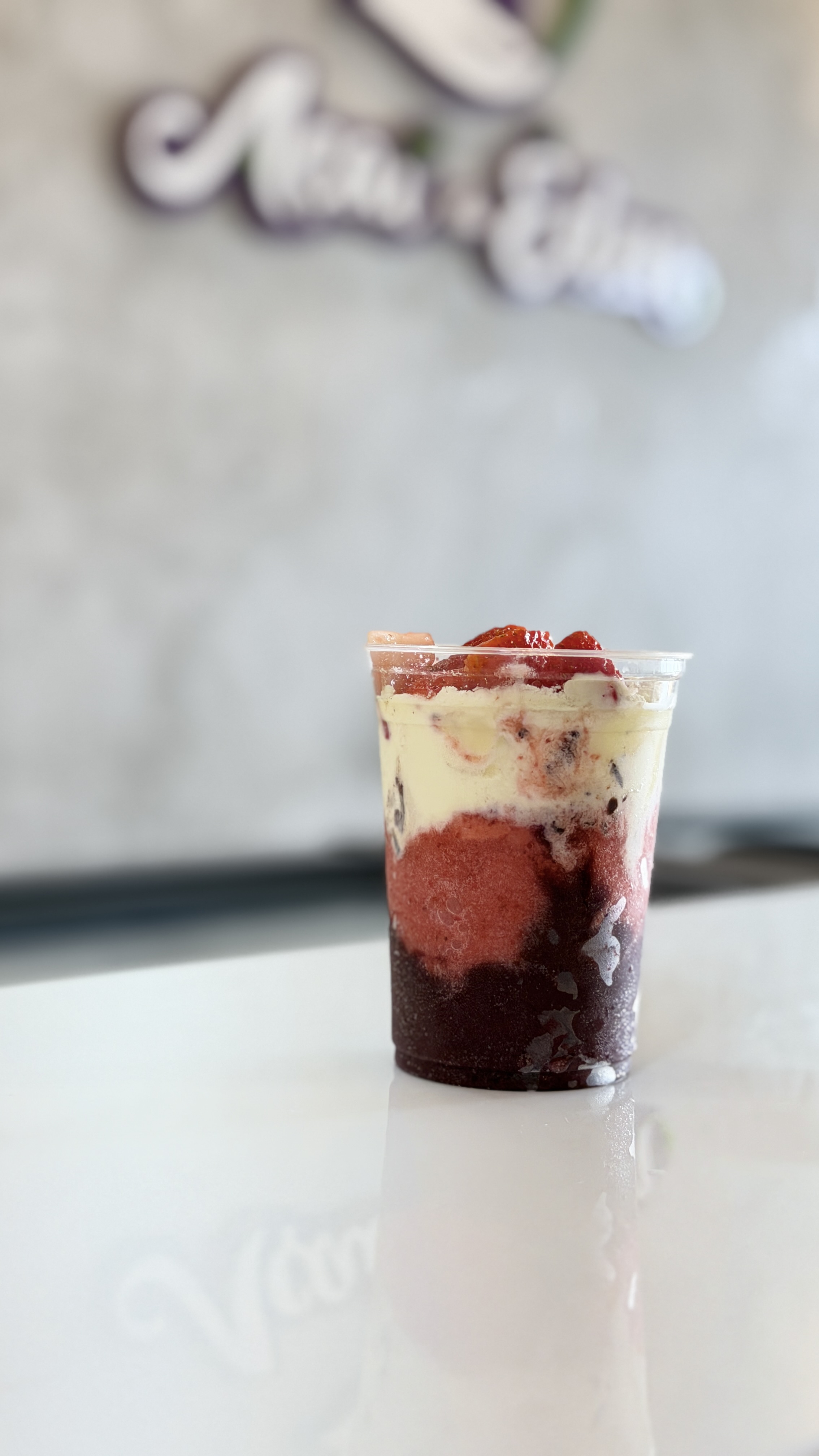 Açaí cremoso com gelato e morangos servido na Açaí do Éden em Salvador, Bahia